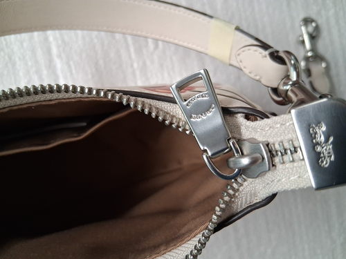 Borsa a tracolla nuova con etichette ~ 🍒Coach CZ774 Teri con stampa ciliegia SV/Chalk Multi - Foto 8 di 9