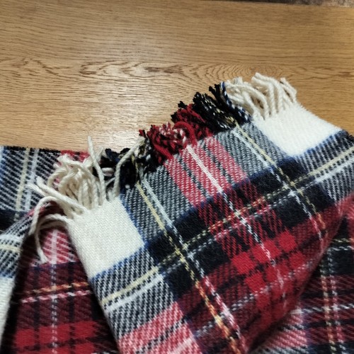 Williams Sonoma Home 100% Virgin Wool Tan/Red Plaid Throw With Fringe 50x65 inch - Picture 8 of 9