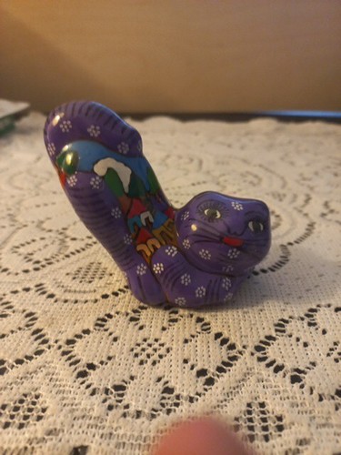 Mexican Talavera Folk Art Red Clay Pottery Purple Crouching Cat 4" Handpainted - Picture 7 of 7