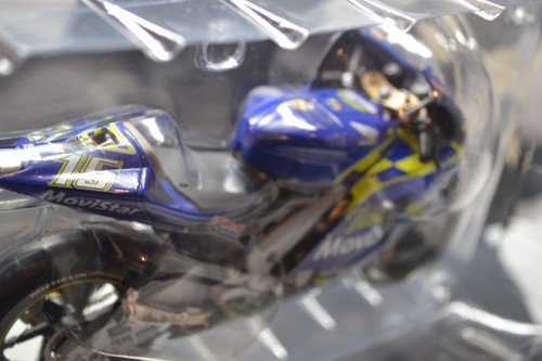 MINICHAMPS - 2004 MOTO GP HONDA RC211V - SETE GIBERNAU - 1/12 SCALE MODEL BIKE - Picture 9 of 10