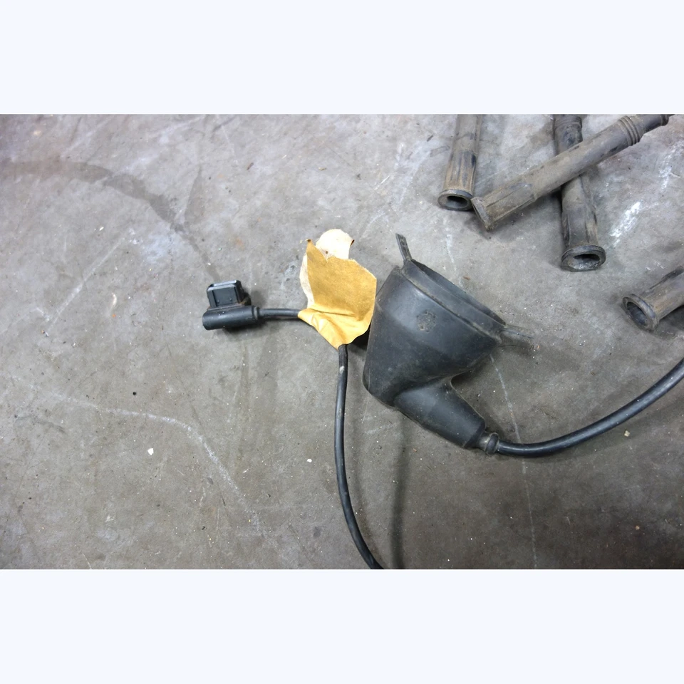 Поврежденная поздняя крышка распределителя 1988-1993 BMW E30 3-Series с проводами зажигания изготовитель оборудования - Изображение 4 из 4