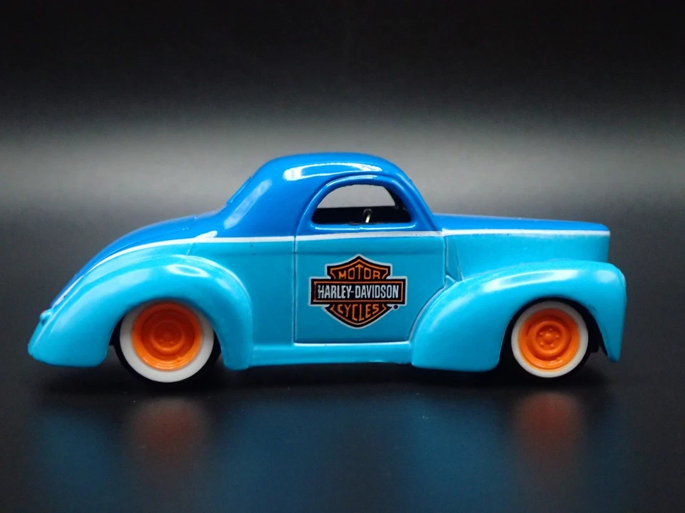 1941 41 Willys Coupé Harley Davidson 1:64 Scala da Collezione Modellino Auto - Immagine 4 di 4