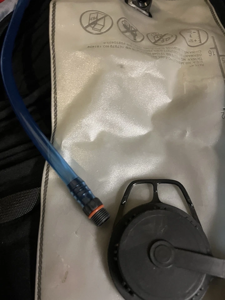 Mochila de caminhada de hidratação Coleman Max 2L - Imagem 3 de 4