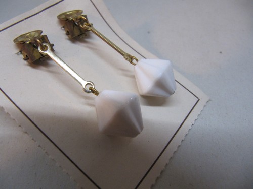 alte weiße Ohrringe Ohrclips Kegel Pampeln Modeschmuck Ohrhänger_ Art Deco - Bild 6 von 8
