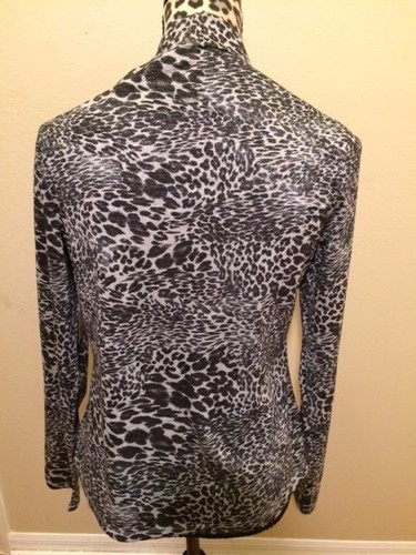 L.E.I - GRAY LEOPARD LONG SLEEVE BLOUSE - XL JUNIORS - Picture 2 of 3