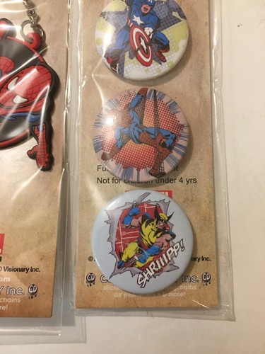 DC Comics Schlüsselanhänger und 4 Sammler-Pins Neu in Verpackung Strumpfhalter - Bild 4 von 6