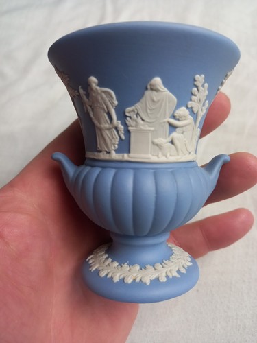 Vintage Wedgwood Pale Blue Jasperware Neo Classical Urn Vase Small .......... - Picture 2 of 12