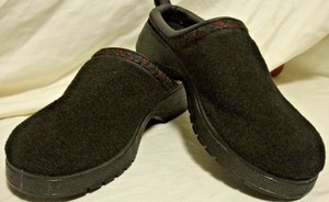 NWOB-SIZE-9M-BLACK-FLEECE-BASIC-EDITION-SLIP-ON-MULES-CLOGS-RUBBER-SOLES