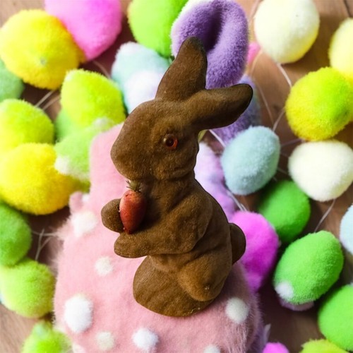 ANTIQUE VTG EASTER BUNNY CANDY CONTAINER W CARROT, GLASS EYES,  5.5 Inches Tall. - Picture 1 of 6