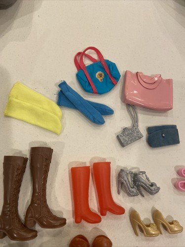 Barbie Puppe Clone Schuhe Stiefel & Zubehör Heels Clutches Turnschuhe Taschen Socken - Bild 4 von 4
