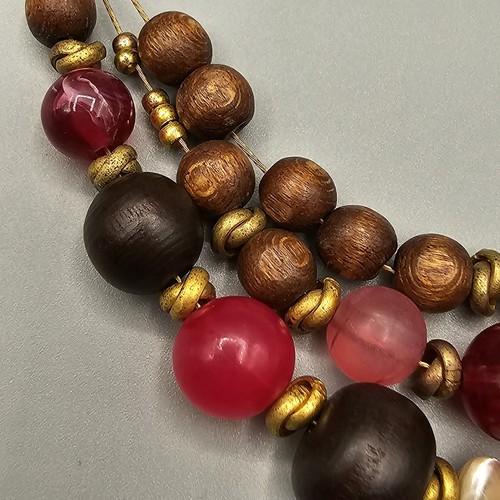 Beaded Boho Necklace Wood Bead Red Acrylic Shell Center Multistrand 17" - Imagen 5 de 11