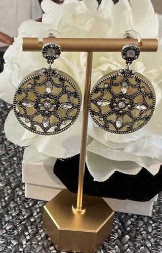 🆕 CHICO’S ANTIQUE SILVER CRYSTAL FILIGREE MEDALLION DROP EARRINGS~NWT - Picture 2 of 6