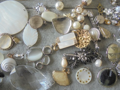 Anhänger Konvolut Schmuck verschieden überwiegend hell viele mit Perlen Nr. 6005 - Bild 6 von 6