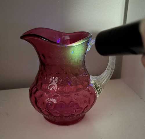 UV Reaktiv Fenton Punkt Optik Rubin Überfang Cranberry Glas Milchkännchen 1955-1967 - Bild 3 von 11