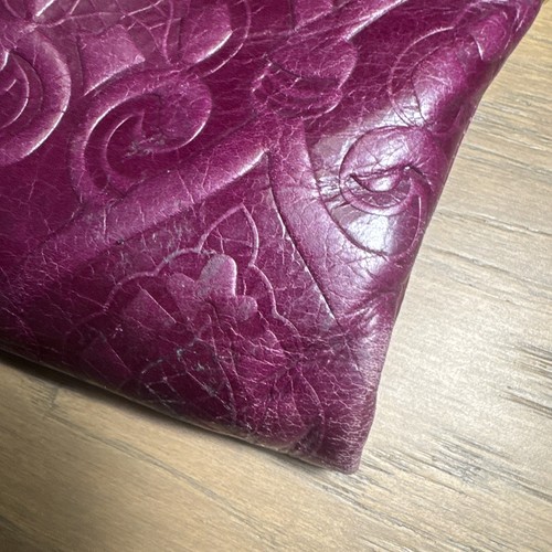 Cartera sin asas HOBO doble cierre de beso en relieve ciruela profunda púrpura vino en relieve - Imagen 9 de 19