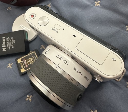 Nikon 1 J1 White Digital Camera w/ Nikkor 10-30mm Lens - Afbeelding 4 van 6