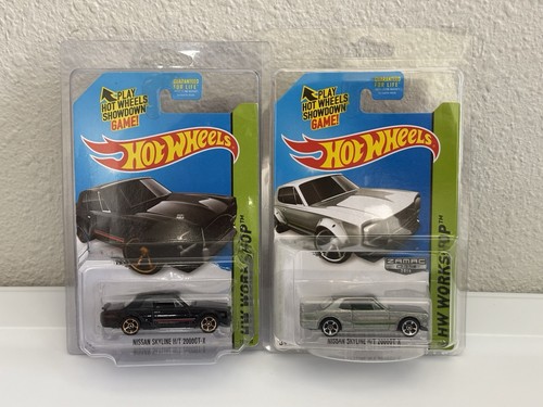 SET BESTEHEND AUS 2 Hot Wheels Nissan Skyline H/T 2000GT-X 2014 ZAMAC & SCHWARZ mit Protektor