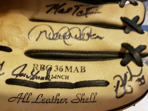 2012 NY Yankees Multi-Signed Used Glove Inc: Jeter/Gardner/Girardi+ Beckett LOA - Picture 4 of 12
