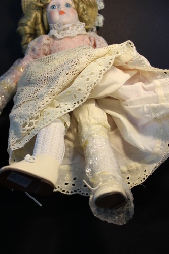 Porcelain Doll - Victorion Girl -Plays Music - 18" Schmid - Mauve lace Dress/Hat - Picture 4 of 9