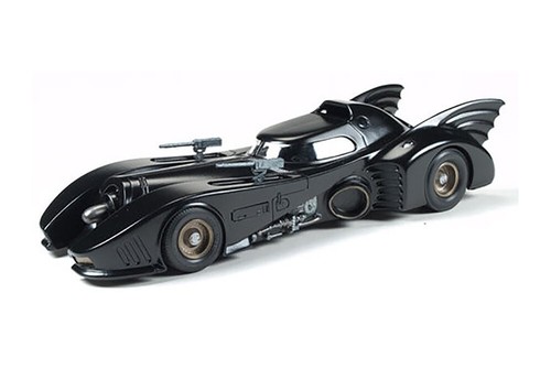 AMT Model Kit, 1989 Batmobile w Backdrop Display, 1/25 scale Plastic model Kit - Picture 5 of 12
