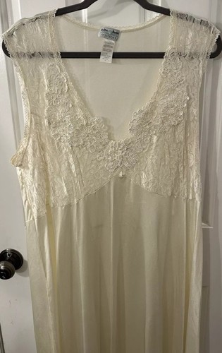 Vintage Delta Burke Collection size 2X Ivory Nylon Lace Trim night gown EUC - Picture 2 of 14