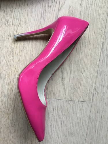 BCBG Hot Pink Faux Leather Pumps Size 8.5 - Picture 8 of 8