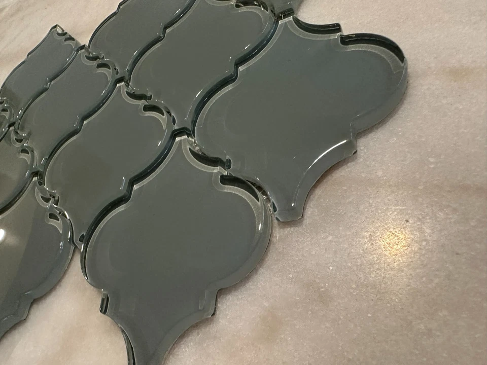 Mosaico de vidrio brillante arabesco gris 9"x13" desplazado Foto 3 de 4