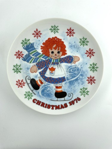 Vintage 1976 Schmid Raggedy Ann Christmas Plate Decorative Skating and Snowflake - Picture 3 of 8