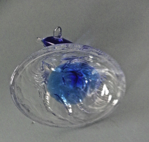 Figura de delfín de vidrio artístico azul cobalto sobre ondas esmeriladas azul y transparente 6,5" de alto - Imagen 7 de 9