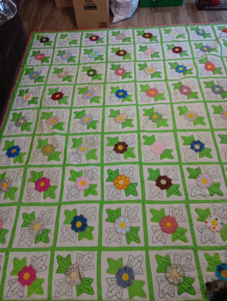 Edredón hecho a mano 100 por 102. Foto 2 de 4