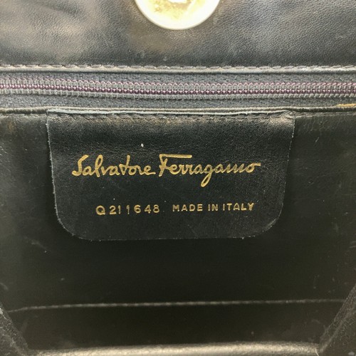 Salvatore Ferragamo Gancini Bolsos de Mano Bolsos de Fiesta Bolsos de Tocador Cuero Negro - Imagen 4 de 10