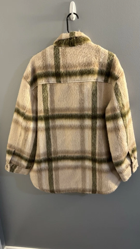 Chaqueta American Eagle Shacket Color Verde Taupe Grande Foto 4 de 4