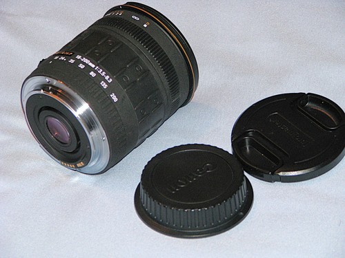 Quantaray 18-200MM 1:32.5-6.6 zoom lens