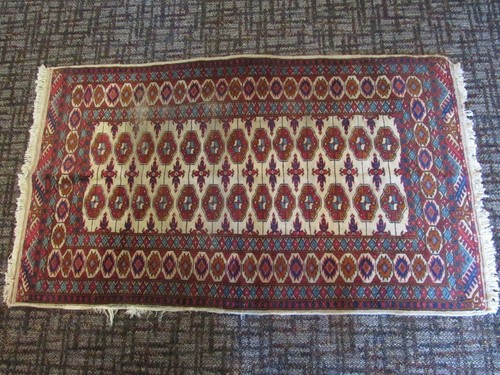 Kleiner antiker Vintage Distressed Prayer Area Teppich misst 31 Zoll von 52  - Bild 1 von 5