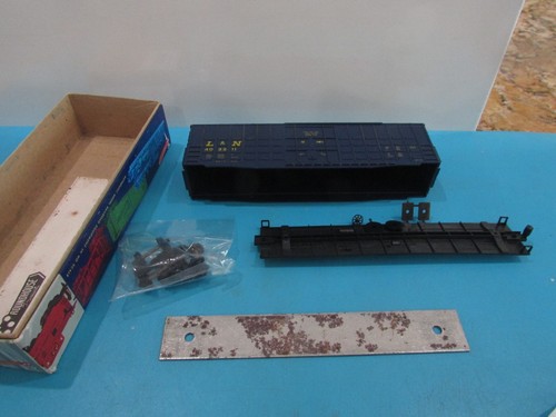 HO Scale Roundhouse 1802 Waffle BoxCar Kit L&N RH4322 - Bild 2 von 4