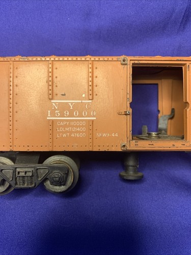 Lionel O Gauge NYC 159000 Operating Boxcar missing doors - Picture 2 of 7
