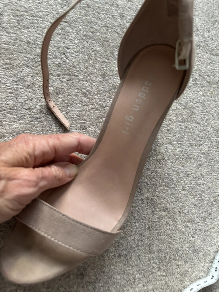 Mujer Talla 8 Madden Girl Color "Bella", Gamuza Natural Puntera Abierta Zapatos Foto 2 de 4