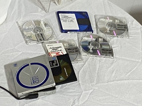 SONY PORTABLE MINIDISC PLAYER WALKMAN MZ-E60 & Minidiscs - Bild 3 von 18