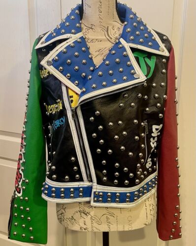 Para HER NYC Cry Baby Parche Punk Rock Graffiti Estampado Remache Chaqueta de Cuero PU NUEVA - Imagen 2 de 17