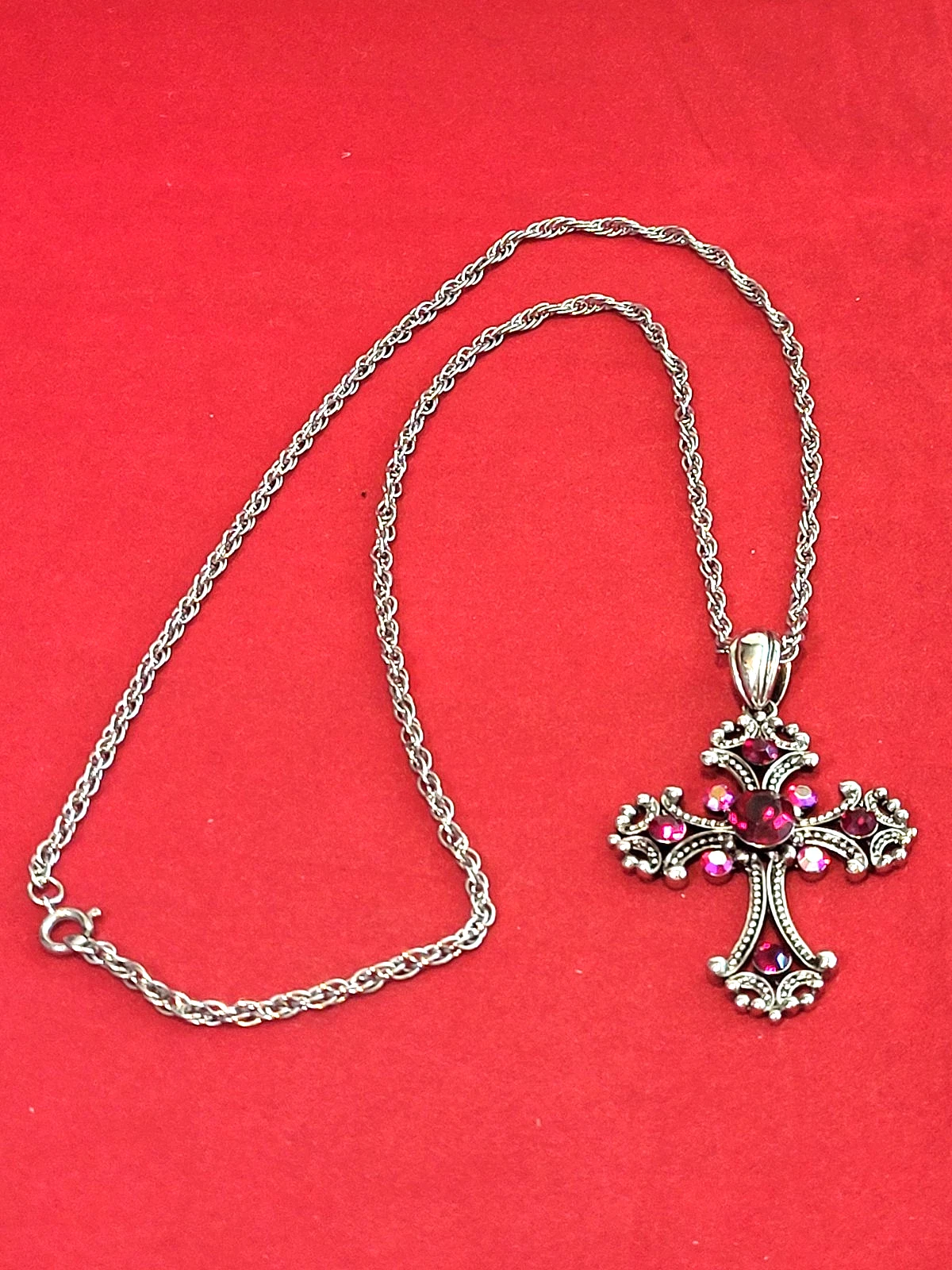 VETEMENTS Grazioso ciondolo croce con strass rosso scuro pietre aurora catena 24" tono argento