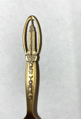 CUCCHIAIO SOUVENIR OTTONE DA COLLEZIONE - DESIGN EDIFICIO IMPERO STATO - NEW YORK - Foto 2 di 3