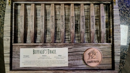 Buffalo Trace Bourbon Whiskey Cigar Box NEW With Cigar Holder BADGE πͺ - Foto 3 di 5