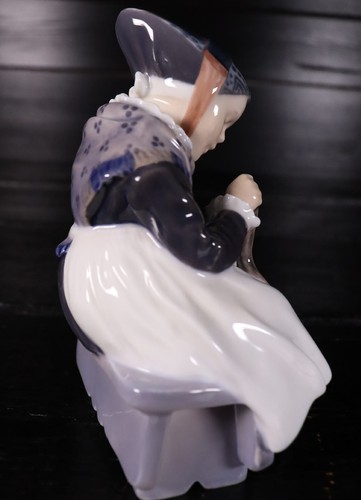 Royal Copenhagen Amager niña en traje 1314 firma Lotte Benter de 1946 #A - Imagen 7 de 10