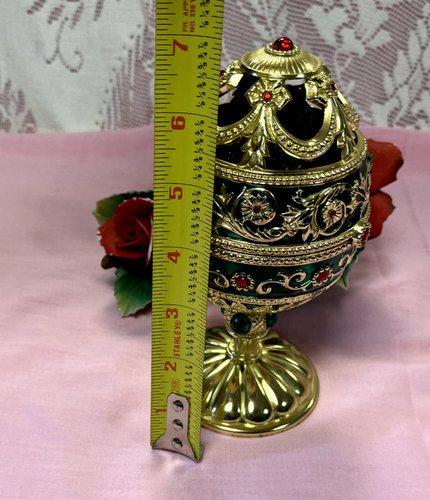 Christian Siriano Hand Painted Hinged- Cristmas - Wreath- Music Box- - Picture 10 of 10