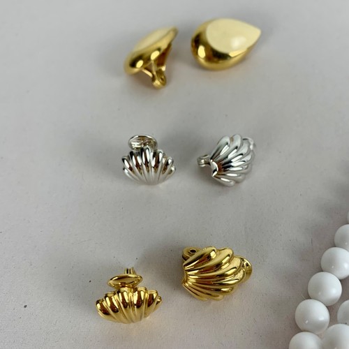 Juego de 6 Joyas MONET 4 Pendientes, 1 Collar en Cuentas Doradas y Blancas, 1 Broche - Imagen 4 de 13