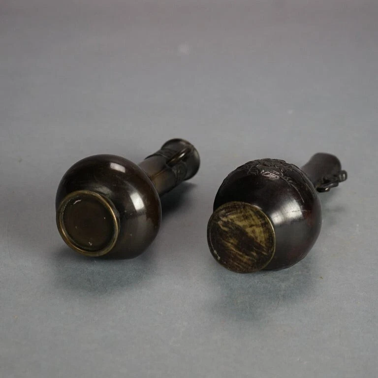 Par de jarrones antiguos japoneses Meiji de bronce fundido con doble mango C1920 Foto 3 de 4