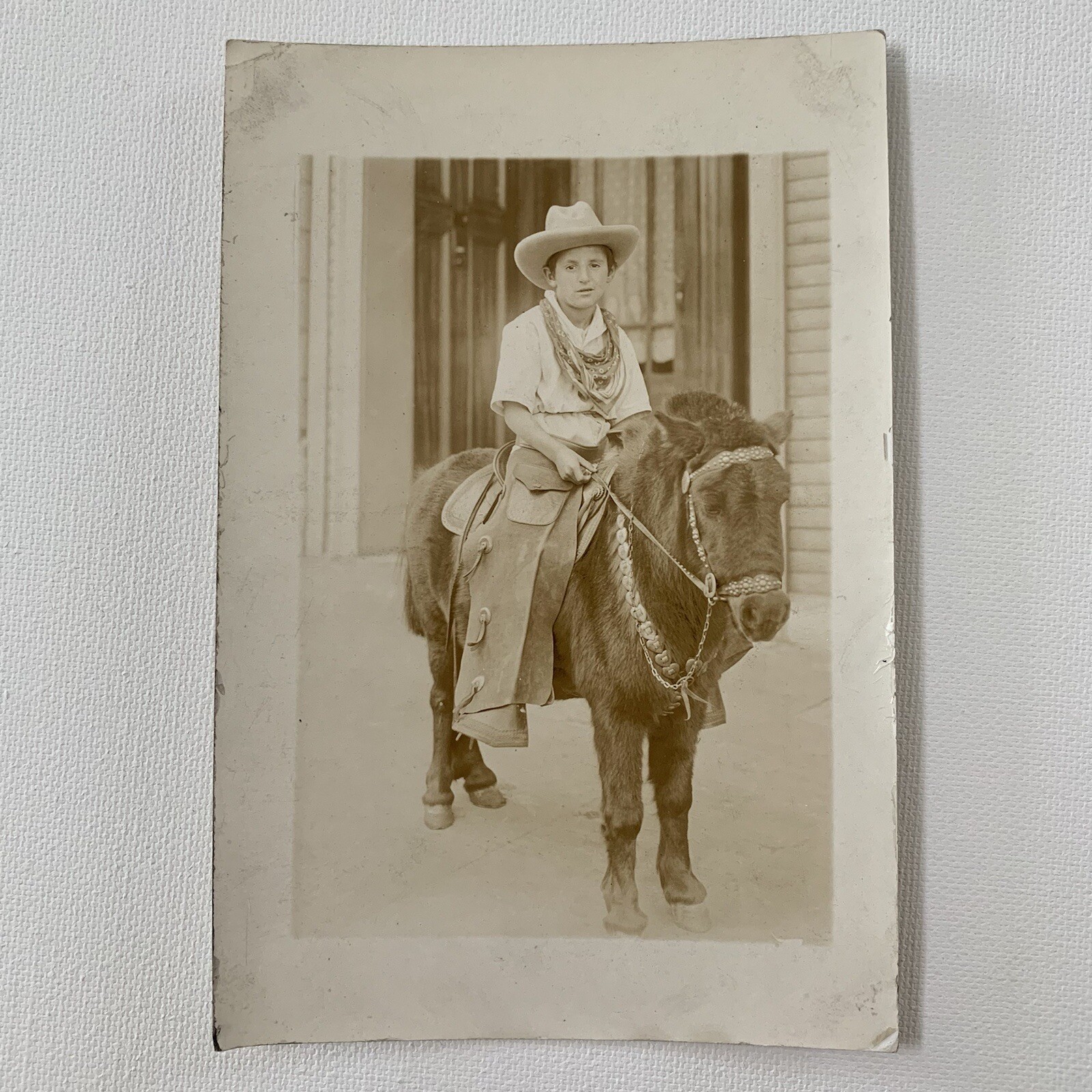 Antico cappello da cowboy vintage seppia snapshot bambino equitazione miniatura cavallo pony