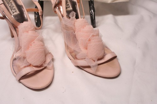Badgley Mischka shoes size 9.5 M - W/dust Bag Pumps Straps Rose puffs Pink Heels - Picture 2 of 6