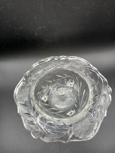 Plato decorado floral grabado borde ancho con patas de vidrio prensado pesado vintage - Imagen 8 de 11