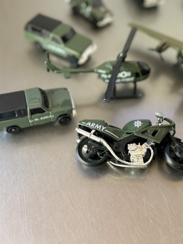 Micro Machines Lot Of 14 Military Helicopters, B-24 Liberator Plane, Vehicles - Picture 5 of 16